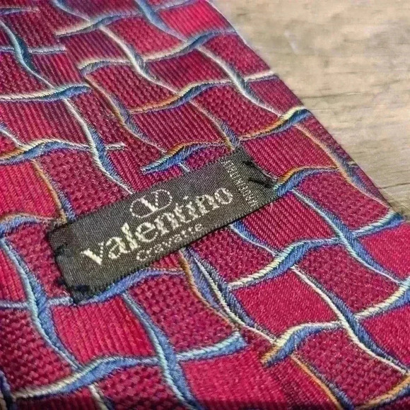 Vintage Valentino men's  tie red blue and gold silk tie - Picture 5 of 9
